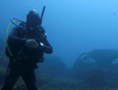 Εικόνες «θλίψης» από το βυθό της παραλίας των Λεγραινών - Ένα απέραντο «νεκροταφείο» αυτοκινήτων (φώτο)